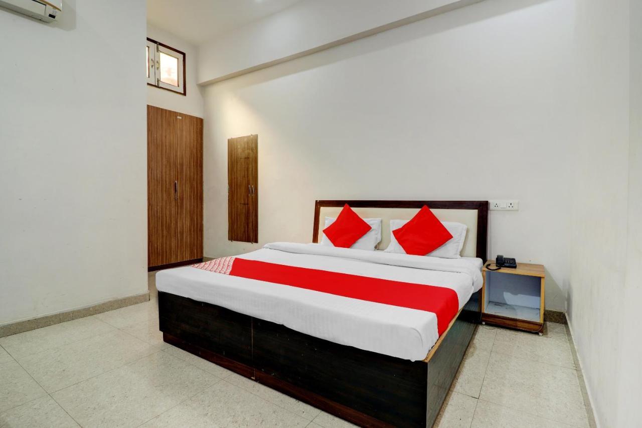 Oyo 72429 New Abhinandan Hotel Amroha Kültér fotó